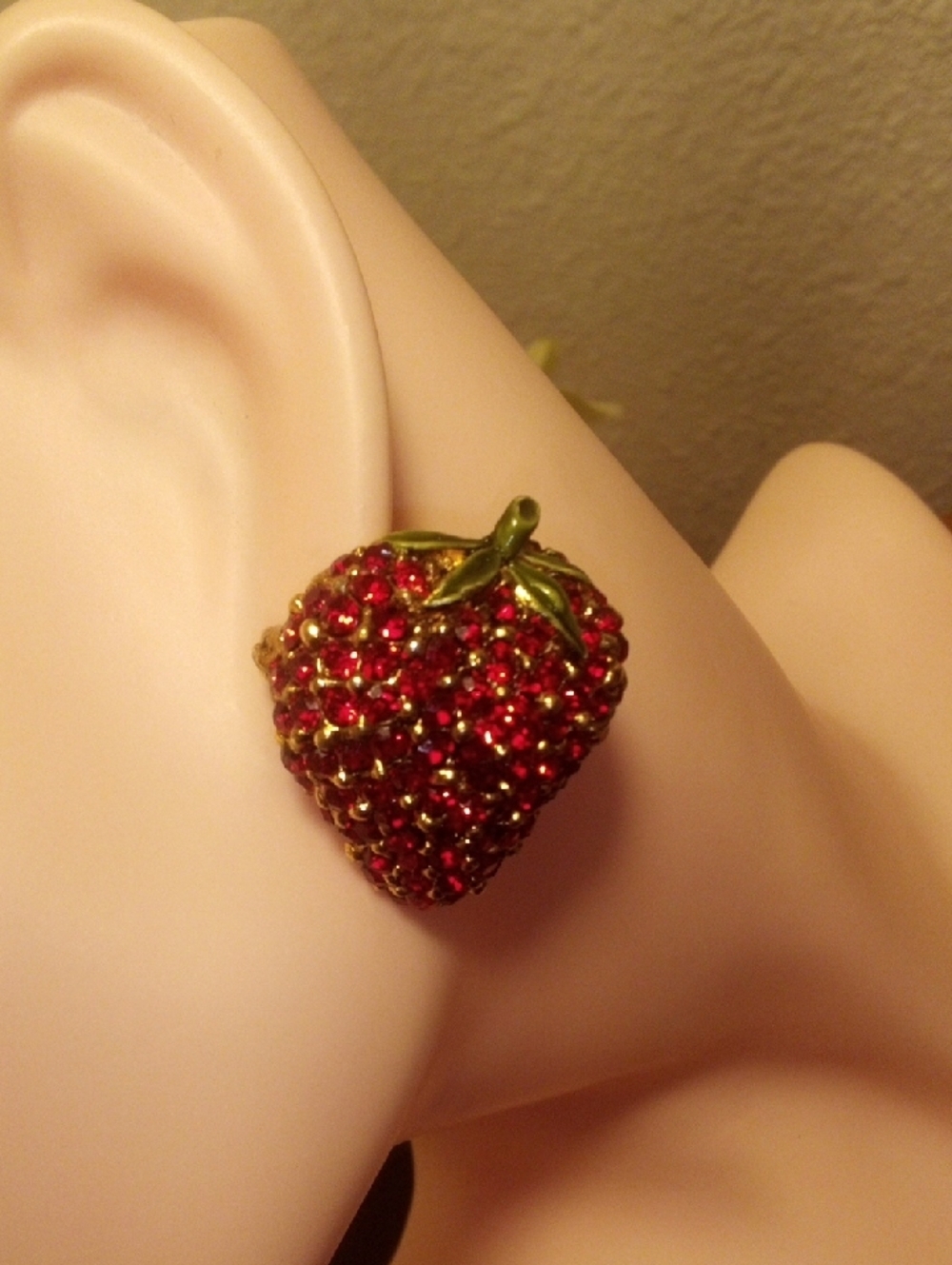 Vintage‎ Red Rhinestone Strawberry Stud Earrings Gold Tone Green Enamel